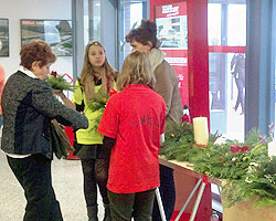 Greenhouse-Schüler verkaufen Weihnachtsgestecke