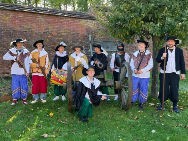 Eine Gruppe Jugendlicher hat sich als Musketiere oder Pikeniere gekleidet.