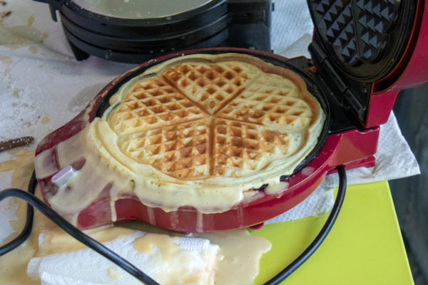 Eine fertige Waffel im Waffeleisen.