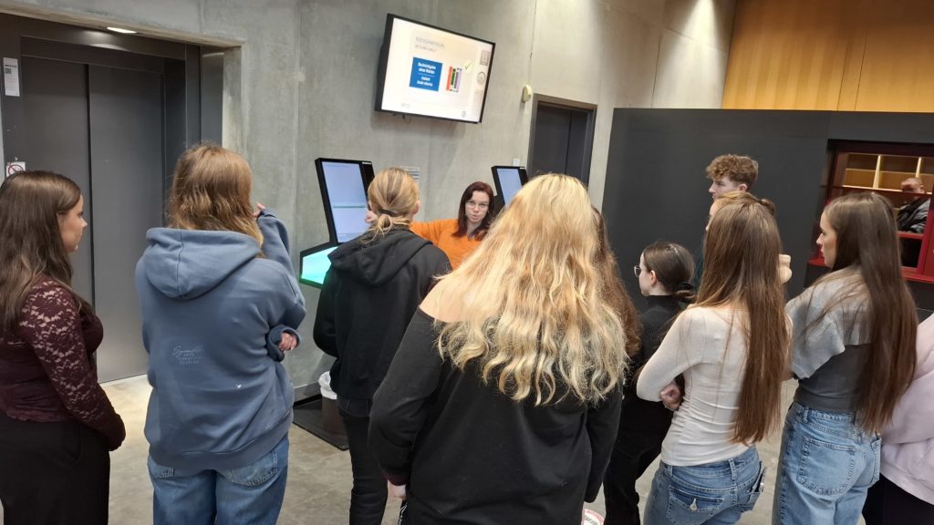 Schülerinnen und Schüler werden in der Nutzung der Universitätsbibliothek unterwiesen
